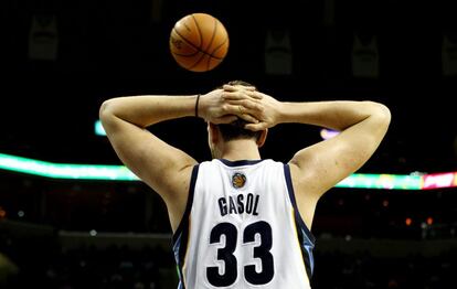 Marc Gasol levanta sus brazos despu&eacute;s de una falta cometida en el partido contra los Phoenix Suns.