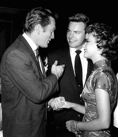 Kirk Douglas com a atriz Natalie Wood e o ator Robert Wagner na década de 50.