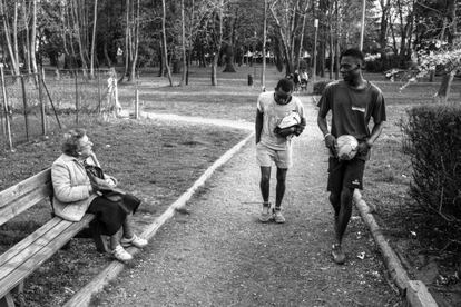 Malick y Muhammed, de Senegal, regresan a casa después de jugar al fútbol en un parque situado cerca del lugar donde viven. Este parque es utilizado sobre todo por ancianos que residen en los edificios aledaños.