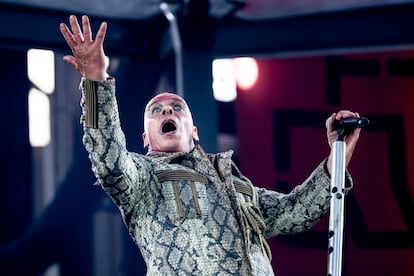 Till Lindemann, cantante de la banda alemana Rammstein, actúa en el escenario durante un concierto en el Estadio Olímpico de Berlín, como parte de la banda Europe Stadion Tour 2019.