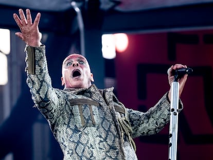 Till Lindemann, cantante de la banda alemana Rammstein, actúa en el escenario durante un concierto en el Estadio Olímpico de Berlín, como parte de la banda Europe Stadion Tour 2019.