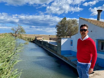 Edu Torres, en una acequia de la Albufera.