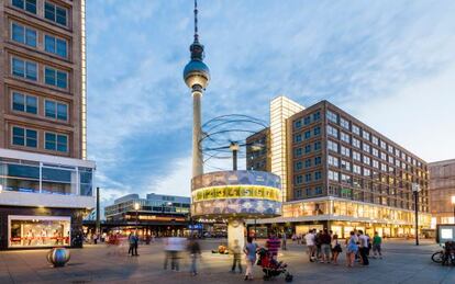 Fernsehturm, la icónica Torre de la Televisión de Berlín, vista desde Alexanderplatz, en Berlín.