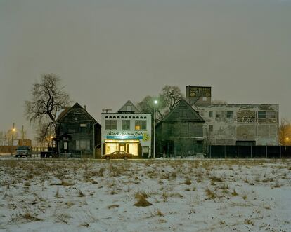 Quedan muy pocas tiendas de barrio en la capital de Michigan. El descenso de la población las obligó a cerrar. Muchas de las que han logrado sobrevivir se dedican a la venta de licores. 