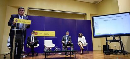El ministro de Inclusión, Seguridad Social y Migraciones, José Luis Escrivá,
y su equipo.