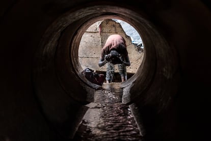 El agua limpia en los guetos es un lujo. La mayoría de los menores no tiene acceso a ella, por lo que se lavan y limpian su ropa con agua contaminada. Además de muchos peligros para su seguridad y su salud, viven en una incertidumbre que puede durar años, sin ninguna esperanza de cambio. Imagen en Kampala (Uganda).