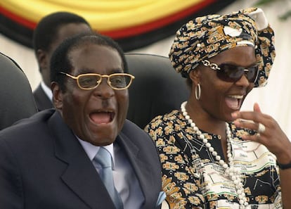 El presidente de Zimbabue, Robert Mugabe, y su mujer, Grace, en 2008.