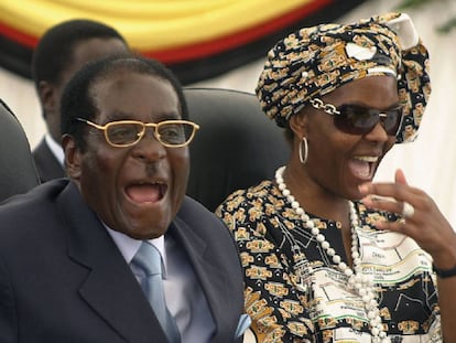 El presidente de Zimbabue, Robert Mugabe, y su mujer, Grace, en 2008.