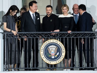 Volodímir Zelenski con Fumio Kishida, primer ministro japonés, y Yoon Suk Yeol, presidente de Corea del Sur, el 10 de julio en Washington.
