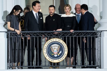 Volodímir Zelenski con Fumio Kishida, primer ministro japonés, y Yoon Suk Yeol, presidente de Corea del Sur, el 10 de julio en Washington.