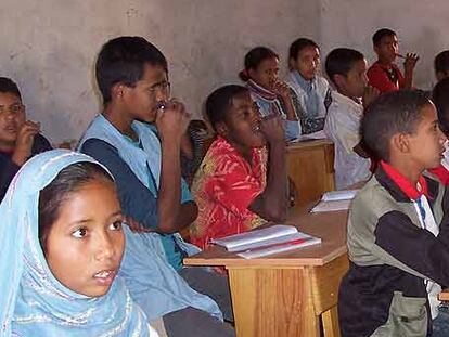 Niños saharauis, en un aula del campamento de Dajla.