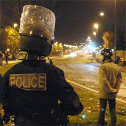 Un policía antidisturbios en París