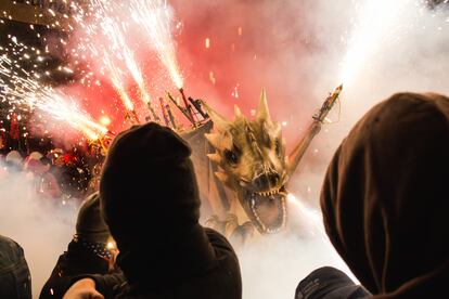 Dragones y demonios bajo el fuego en la fiesta de Sant Sebastià, patrón de la ciudad. Se celebra el 20 de enero.