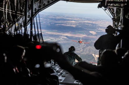 Un C-101 de la Patrulla Águila vuela junto al A400M del Ejército del Aire y del Espacio el 1 de abril de 2025.