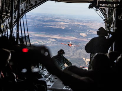 Un C-101 de la Patrulla Águila vuela junto al A400M del Ejército del Aire y del Espacio el 1 de abril de 2025.