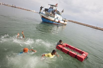 <span style="font-size: 8pt;">Simulacro de rescate con pescadores tunecinos. / Albert Masias (MSF)</span>