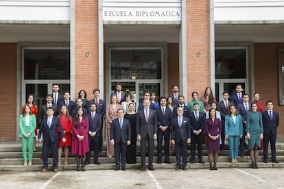 
El rey Felipe VI entregó este miércoles los despachos a los miembros de la 73 promoción de diplomáticos, la primera de la historia con paridad total, al estar conformada por 17 hombres y 17 mujeres, entre ellas las tres primeras de la hornada.