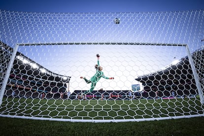 La portera suiza Gaelle Thalmann salva una pelota durante el partido de octavos de final frente a España.  