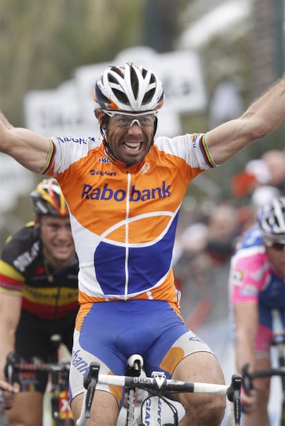 Óscar Freire celebra su victoria en la clásica Milán- San Remo 2010