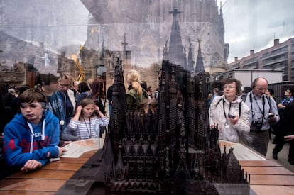 Turistas observan una maqueta del templo antes de entrar en la basílica.