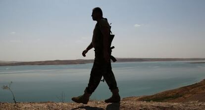 Um soldado curdo patrulha a represa de Mossul.