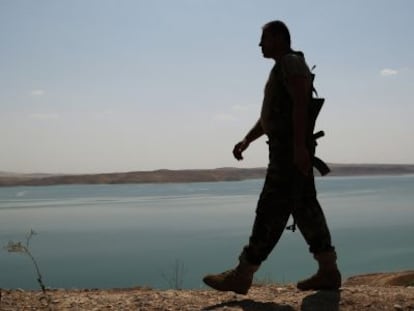Um soldado curdo patrulha a represa de Mossul.