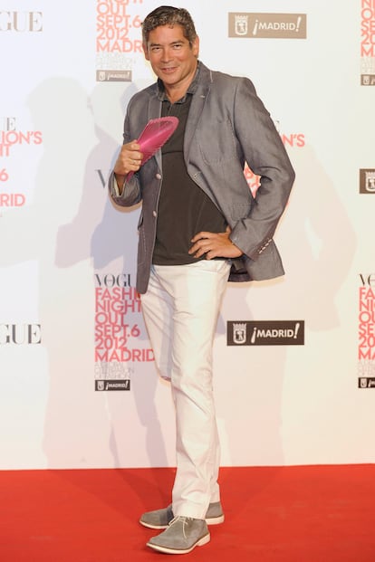 Boris Izaguirre con abanico fucsia.