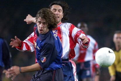 El jugador del Atlético de Madrid Jose Mari y el defensa del Barcelona Carles Puyol luchan por un balón durante el partido de Liga disputado en el Camp Nou en 1999.