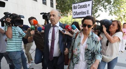 Enrique Álvarez Conde, who headed the public law institute, on his way to court.