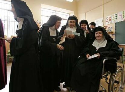 Varias monjas esperan su turno para votar en el colegio Pi i Margall de Madrid.
