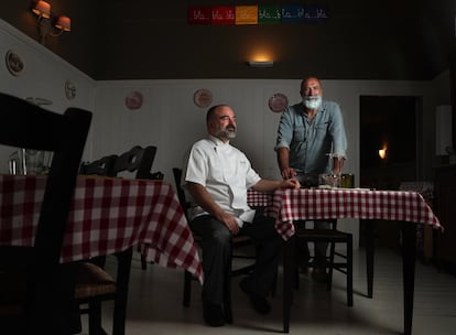 Tommaso Maio (sentado) y Flavio Benassi son los propietarios de la Trattoria Serra, un restaurante asociado a la red Slow Food, que solo trabaja con alimentos ecológicos de los productores de la organización. Este establecimiento, que tiene en su fachada una bandera arcoíris y se declara "antirracista, inclusivo y LGTBI", es uno de los negocios que ha dinamizado el barrio obrero de la Bolognina, situado a espaldas de la estación central de Bolonia, hasta hace unos años degradado.