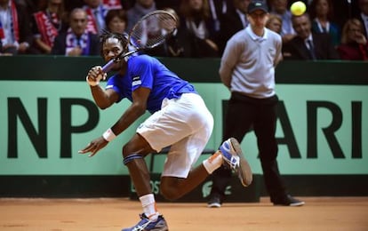 Monfils devuelve una pelota durante el partido ante Federer