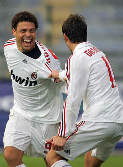 Ronaldo festeja el gol de Gilardino