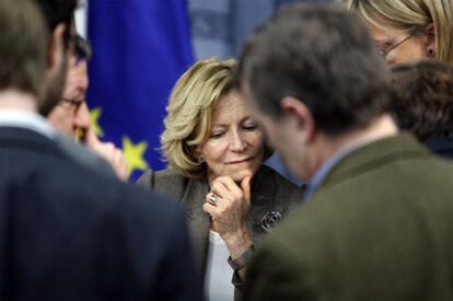 La vicepresidenta segunda y ministra de Economía, Elena Salgado, atiende a los periodistas, ayer tras el Consejo de Ministros.