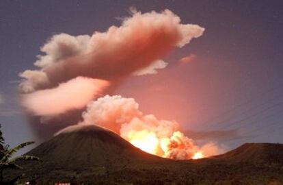 El volcán Lokon, en Indonesia, que desprende lava y ceniza desde la medianoche de ayer