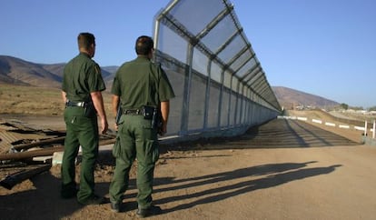 Foto de archivo sin fecha que muestra a dos polic&iacute;as vigilando la frontera de M&eacute;xico y EE UU.