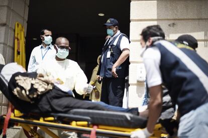 Médicos prestam assistência a peregrinos feridos num hospital de emergência após a mortal avalanche em Mina, nos arredores da cidade santa de Meca.