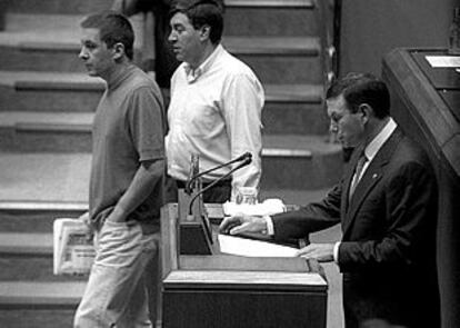 Arnaldo Otegi y Kepa Gordejuela, de HB, pasan junto al <b></b><i>lehendakari</i> Ibarretxe en un pleno de la anterior legislatura.