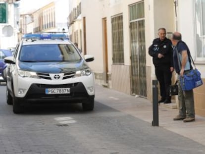 El padre, que se precipitó por la ventana de una segunda planta, también ha fallecido