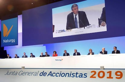 El presidente de Naturgy, Francisco Reynés (pantalla), junto a varios accionistas, este martes.