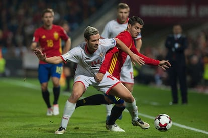 Darko Velkovski intenta robar la pelota a Alvaro Morata en un momento del partido entre España y Macedonia.