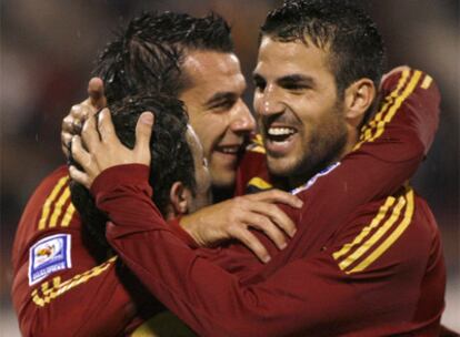 Fábregas, Negredo y Mata celebran el segundo gol de España