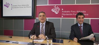 De Andrés (a la izquierda), junto al diputado foral de Hacienda, Javier Uribesalgo, en la rueda de prensa tras el Consejo de Gobierno.