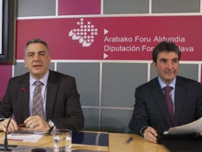 De Andrés (a la izquierda), junto al diputado foral de Hacienda, Javier Uribesalgo, en la rueda de prensa tras el Consejo de Gobierno.