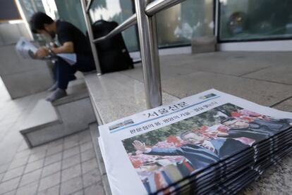 Un hombre lee un periódico que informa sobre la cumbre entre el presidente surcoreano Moon Jae-in y el líder norcoreano Kim Jong Un, en una estación en Seúl, Corea del Sur.