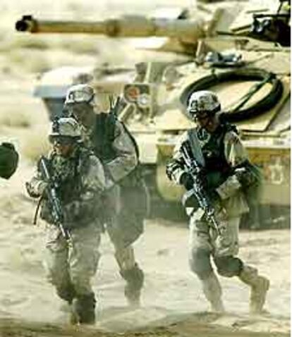 Las pérdidas por la invasión de Kuwait terminaron en fuertes ganancias tras los primeros ataques.
En estos tres gráficos se aprecia la evolución de las bolsas, la deuda pública y el petróleo antes, durante y al finalizar la guerra del golfo Pérsico que se desarrolló en 1991 después de la invasión kuwaití en agosto de 1990. El comportamiento de los mercados favoreció a los inversores que hubieran tomado posiciones en los momentos de tensión bélica previa al enfrentamiento como el que vivimos. Unos referentes en los que se basan los analistas para prever el comportamiento de los mercados en la crisis actual.