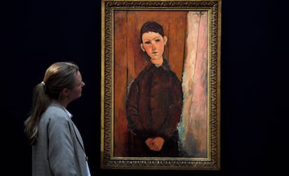 Una mujer contempla 'Jeune homme assis, les mains croisées sur les genoux' (1918), de Modigliani, esta semana en la sede de Londres de Sotheby’s.