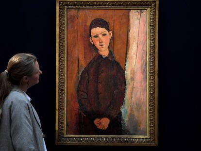 Una mujer contempla 'Jeune homme assis, les mains croisées sur les genoux' (1918), de Modigliani, esta semana en la sede de Londres de Sotheby’s.