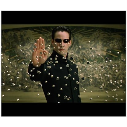 <strong>De qué va</strong>. Para completar su misión y derrotar a las máquinas, Neo (Keanu Reeves) debe reunirse con el creador de Matrix. El Arquitecto resulta ser un señor vestido de blanco que habla mucho y escucha poco.
<strong>Por qué nos hace más inteligentes</strong>. Porque aprendemos para qué sirve una actualización del sistema. El Arquitecto expone de forma sencilla (quizá "sencilla" no sea la palabra adecuada) cómo funciona la actualización de un sistema operativo o un programa informático. El experto en informática Iván Aparicio nos ayuda a comprenderla: "Neo, el elegido, también forma parte de Matrix. Es un programa más. Pero se trata de una anomalía, y por tanto altera el sistema. Para que la siguiente versión de Matrix sea mejor que la anterior, Neo debe entregarse para así incorporarse al sistema y que Matrix aprenda de esta anomalía. De este modo, no volverá a repetirse".
