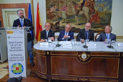 El ganador del XXXI Premio LA LEY de artículos doctrinales, Cristóbal Molina, da su discurso en el acto de entrega del galardón, que recibió de manos del fiscal general del Estado, José Manuel Maza.